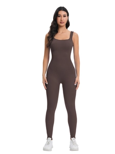 Détail de la combinaison de yoga marron à col carré avec texture côtelée ajustée