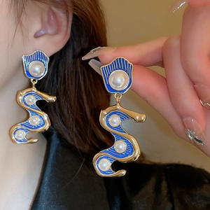 Details von Vintage-Herzohrringen mit blauem Emaille, Goldbeschichtung und Perlen