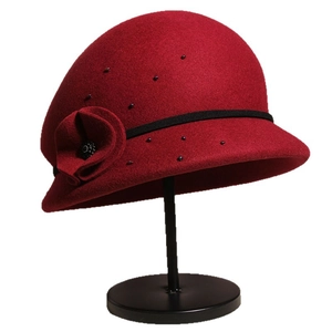 Elegante cappello cloche vintage in lana bordeaux con fiore fatto a mano e perline