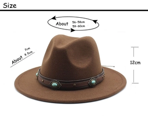 Détail d'un chapeau fedora marron en feutre avec bandeau en cuir et perles turquoise