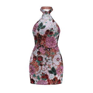 Gros plan sur la broderie florale en paillettes colorées de la robe dos nu à col haut