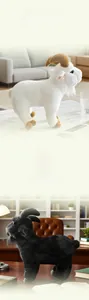 Détail de la peluche réaliste de chèvre en fausse fourrure blanche et noire très douce