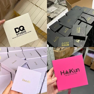 Collage detallado de cajas de regalo extraíbles en blanco, negro, púrpura y rosa fuerte