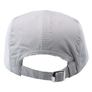 Vue arrière d'une casquette grise légère avec maille respirante et boucle réglable