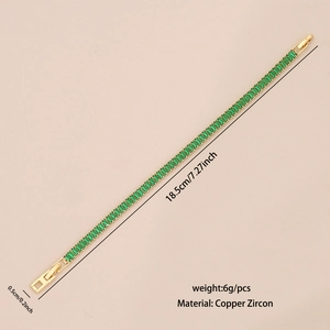 Détail macro d'un bracelet doré de 18,5cm avec zircon vert rectangulaire et base cuivre