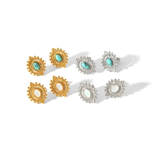 Boucles d'oreilles tournesol en titane plaqué or 18k avec turquoise et opale blanche