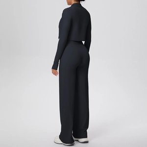 Vue arrière d'un ensemble de yoga noir 2 pièces avec veste courte et pantalon large