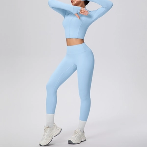 Détail du pantalon de yoga taille haute bleu clair et veste courte avec passe-pouces
