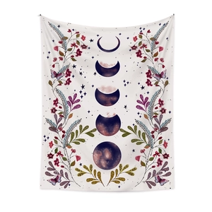 Détail de la tapisserie phases de lune avec motifs floraux et papillons de style vintage