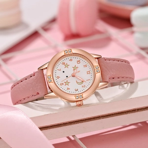 Gros plan sur la montre en cuir rose avec cadran lune étoile et boîtier or rose strass