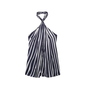 Damen-Set mit blau-weiß gestreiftem Neckholder-Top und passender vertikal gestreifter Hose