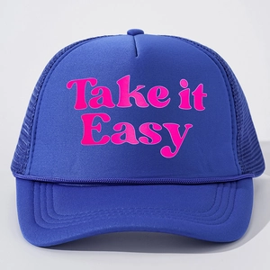 Détail de la casquette trucker bleue avec texte rose Take it Easy et filet respirant