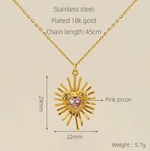 Détail du collier cœur plaqué or 18k avec zircon rose et pendentif à rayons