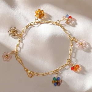 Bracciale in acciaio inossidabile dorato con ciondoli a fiore in cristallo colorato