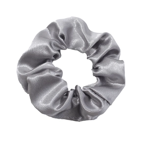 Eleganter silbergrauer Satin-Haargummi mit seidiger Textur und Glanz für Damen