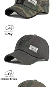 Dettaglio di toppe vintage su cappellini mimetici in cotone grigio e verde militare