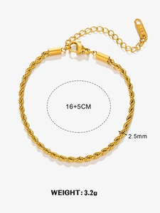 Detail of 18K gold-plated twist rope bracelet with adjustable chain and lobster clasp