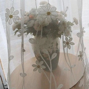 Rideau voilage blanc semi-transparent élégant avec broderie de marguerites pour le salon