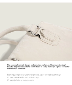 Détail de la boucle en métal argenté et des coutures sur le sac Boston en cuir crème