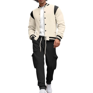 Tuta casual da uomo con giacca varsity crema e pantaloni jogger cargo neri moderni