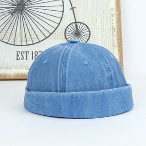 Détail du bonnet docker en coton délavé bleu avec couture à six panneaux et bord relevé