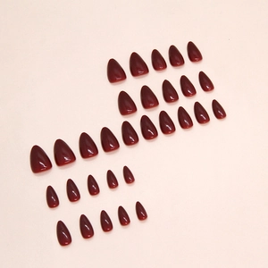 Unghie finte stiletto bordeaux lucido con finitura effetto gel semitrasparente