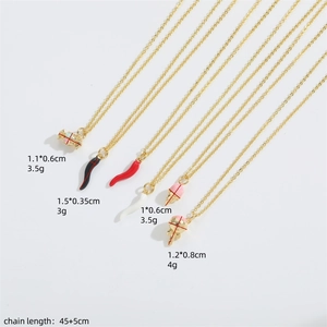 Pendentifs sucette et piment sur collier doré avec dimensions et poids détaillés