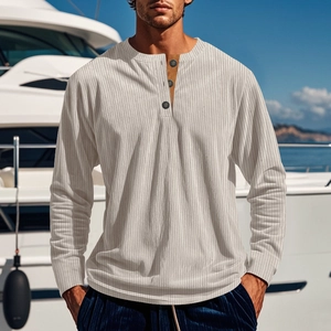 Detailansicht des beigen Cord-Henley-Shirts mit vertikaler Textur und Drei-Knopf-Leiste