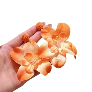 Pendientes bohemios de flores de rafia naranja para un look de verano vibrante