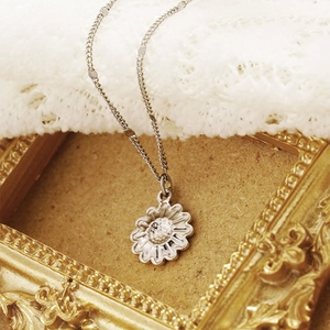 Elegante collana in acciaio inossidabile con ciondolo a margherita su cornice vintage
