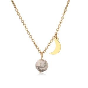 Vue détaillée du pendentif croissant de lune doré et pierre de marbre sur une chaîne
