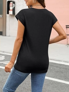 Rückansicht eines lässigen schwarzen Damen-T-Shirts mit V-Ausschnitt in Stadtkulisse