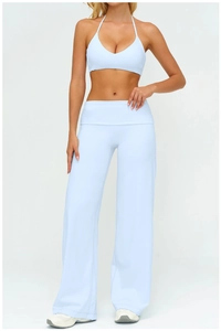 Detail von hellblauem Neckholder Sport BH und High-Waist Yoga Hose im Set