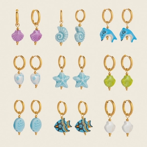Détails de neuf paires de boucles d'oreilles créoles dorées avec pendentifs marins