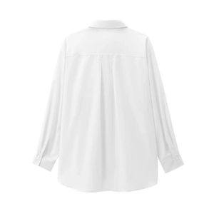 Détail du dos de la chemise blanche en coton avec empiècement et ourlet arrondi