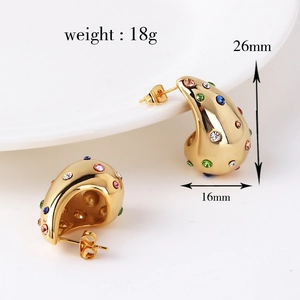 Orecchini a goccia placcati in oro 18K con zirconi colorati su un piatto bianco