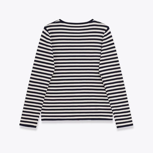 Cardigan en maille à rayures horizontales noires et blanches avec un col rond classique