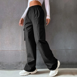 Détail du pantalon cargo noir avec taille élastique et poches à rabat fonctionnelles