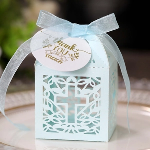 Detailopname van lichtblauwe lasergesneden geschenkdoos met kruis en bedankje
