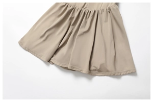 Gros plan sur l'ourlet plissé kaki en coupe A avec finition professionnelle à double couture