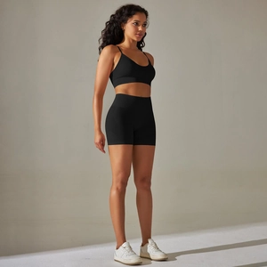 Detailansicht des schwarzen gerippten Sport-BHs und der High-Waist Biker-Shorts im Set