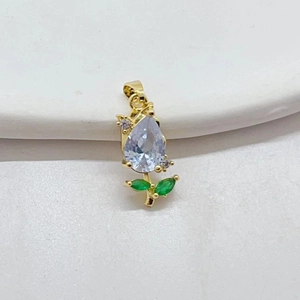 Dettaglio ciondolo a tulipano con zircone a goccia e pietre marquise verdi su base oro