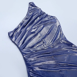 Nahaufnahme des metallic blauen One-Shoulder-Kleids mit gerafften Stoffdetails
