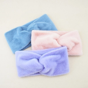 Dettaglio di fasce per capelli in morbido peluche con nodo in azzurro, rosa e viola