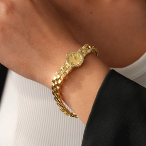 Vista dettagliata del bracciale stile orologio placcato oro 18k con zirconi scintillanti