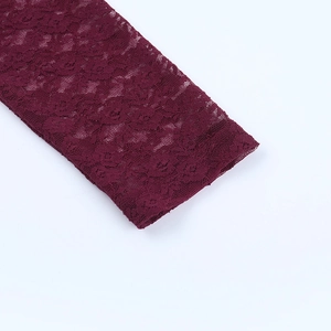 Gros plan du poignet en dentelle bordeaux avec maille florale et coutures détaillées