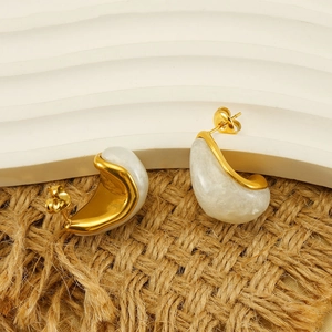 Retro gold-plated stainless steel teardrop stud earrings with white marble resin inlay