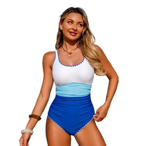 Maillot de bain une pièce tricolore avec bordure festonnée et effet amincissant plissé