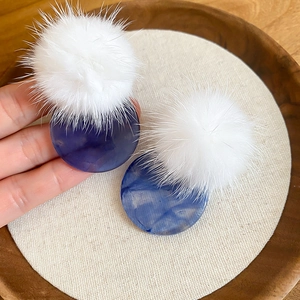 Elegant pompom drop earrings with white mink fur and dark blue marble acetate disk