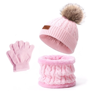 Detail der rosa Strickmütze mit Pelzbommel und dickem Fleecefutter für Wärme